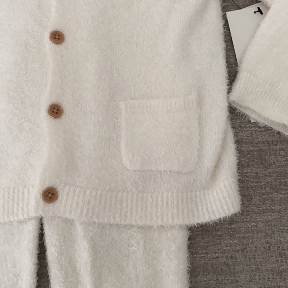 Modern Moments Soft knit Ivory sweater and pants set by Gerber Size 18 mo. NWT - Picture 3 of 10
